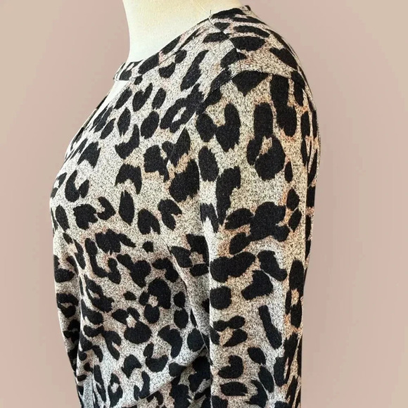 Maurices 24/7 Long Sleeves Cut Out Neck Twisted Tee Shirt Size XXL Animal Print - Picture 10 of 16